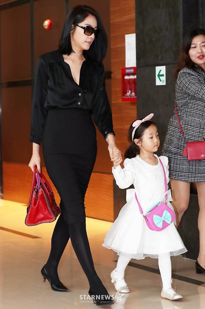 [★포토]윤지민, '딸과 함께 유상무 결혼식 참석'