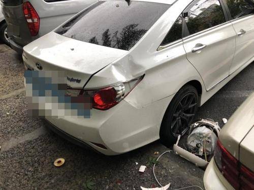 추락한 전기밥솥에 파손된 차량 [독자 촬영 제공]