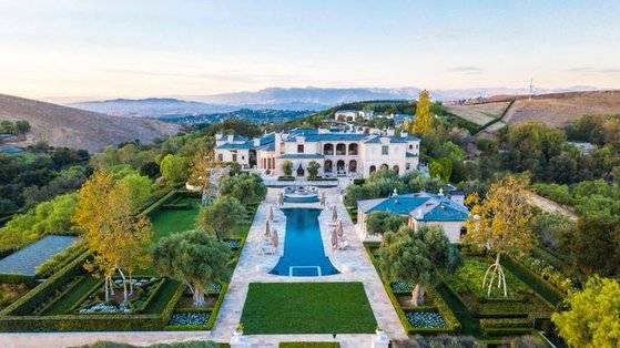 영어에서 맨션 mansion은 부유층이나 유명인이 사는 도시 인근 대저택을 말한다. [구글 캡처]