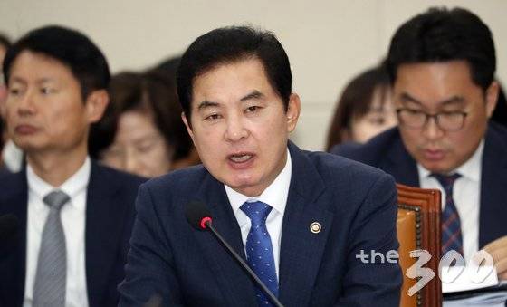 류영진 식품의약안전처장이 29일 서울 여의도 국회에서 열린 보건복지위원회의 종합감사에서 의원질의에 답변하고 있다. 2018.10.29/뉴스1 <저작권자 © 뉴스1코리아, 무단전재 및 재배포 금지>