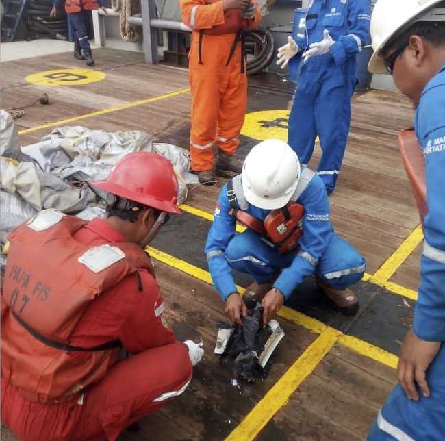 인도네시아 국가재난방지청(BNPB)이 라이온에어 여객기 추락 지점 인근에서 발견된 잔해들을 공개했다.［AP연합뉴스］