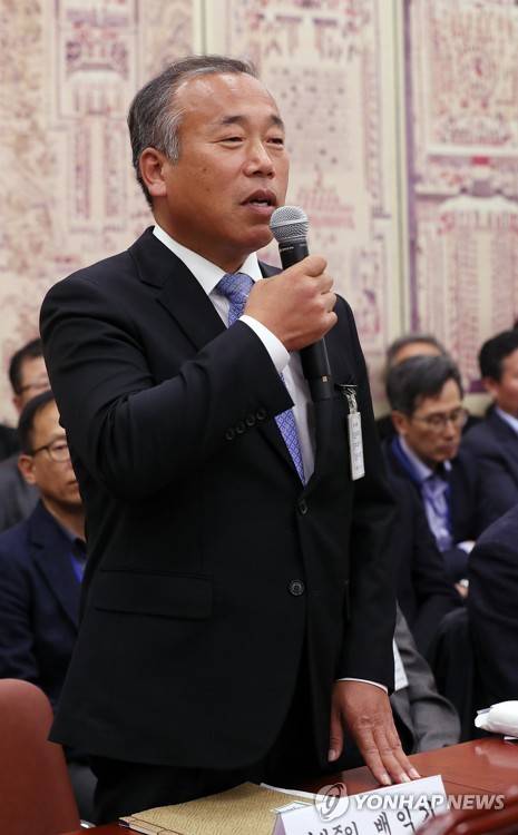 답변하는 훈민정음 상주본 소장자 배익기 씨 (서울=연합뉴스) 이지은 기자 = 훈민정음 상주본 소장자인 배익기 씨가 29일 오후 서울 여의도 국회에서 열린 문화체육관광위원회 종합감사에서 안민석 위원장의 질의에 답변하고 있다.     jieunlee@yna.co.kr  (끝)