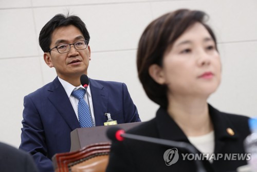 질문 답하는 이덕선 한유총 비대위원장 (서울=연합뉴스) 김인철 기자 = 이덕선 한국유치원총연합회(한유총) 비대위원장이 29일 오후 서울 여의도 국회에서 열린 교육부 및 소관 공공·유관기관 종합감사에서 증인으로 출석해 더불어민주당 박용진 의원의 질문에 답변하고 있다.   yatoya@yna.co.kr  (끝)