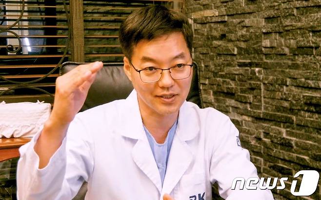 김병건 BK메디컬그룹 회장이 지난 27일 서울 강남구 BK성형외과에서 빗썸 인수배경 등을 설명하고 있다.  © News1 황덕현 기자