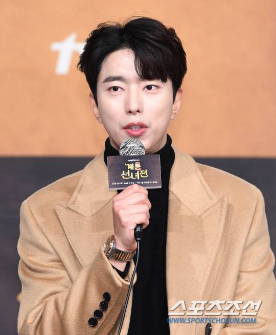 배우 윤현민이 30일 영등포 타임스퀘어에서 열린 tvN 새 월화드라마 '계룡선녀전'의 제작발표회에서 포토타임을 갖고있다. '계룡선녀전'은 699년 동안 계룡산에서 나무꾼의 환생을 기다리며 바리스타가 된 선녀 선옥남이 정이현과 김금, 두 서방님 후보를 우연히 만나면서 과거에 얽힌 비밀을 밝혀내는 코믹 판타지 로맨스다. 영등포=최문영 기자 deer@sportschosun.com /2018.10.30/