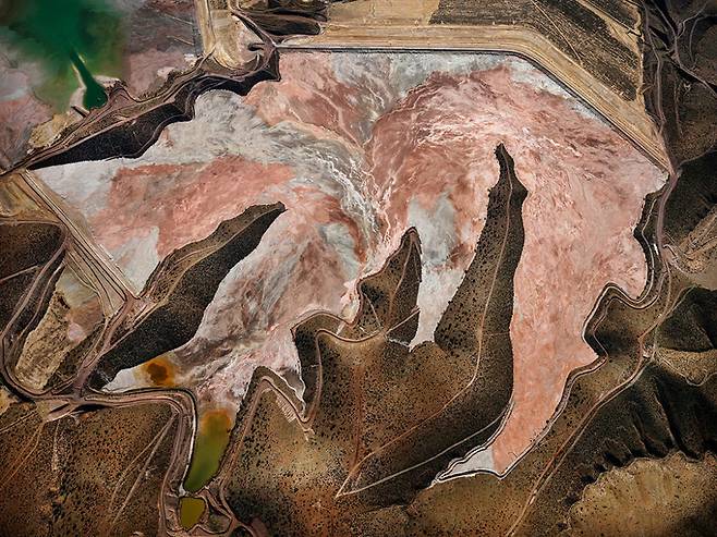 미국 애리조나 남동쪽 머렌시의 구리광산. Morenci Mine #1, Clifton, Arizona, USA, 2012: primary copper producing region in the US (Credit: Edward Burtynsky, courtesy Flowers Gallery, London/Metivier Gallery, Toronto)