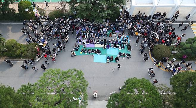 지난 15일 오후 서울 성북구 동덕여대 본관 앞에서 학생들이 '안전한 동덕여대를 위한 민주동덕인 필리버스터'를 진행하고 있다.   [연합뉴스]