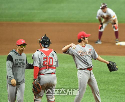 SK 와이번스 박종훈이 30일 서울 고척스카이돔에서 진행된 2018 KBO 포스트시즌 플레이오프 3차전 넥센과의 경기에서 2-3으로 뒤진 5회 교체되어 공을 넘기고있다. 고척 | 김도훈기자 dica@sportsseoul.com