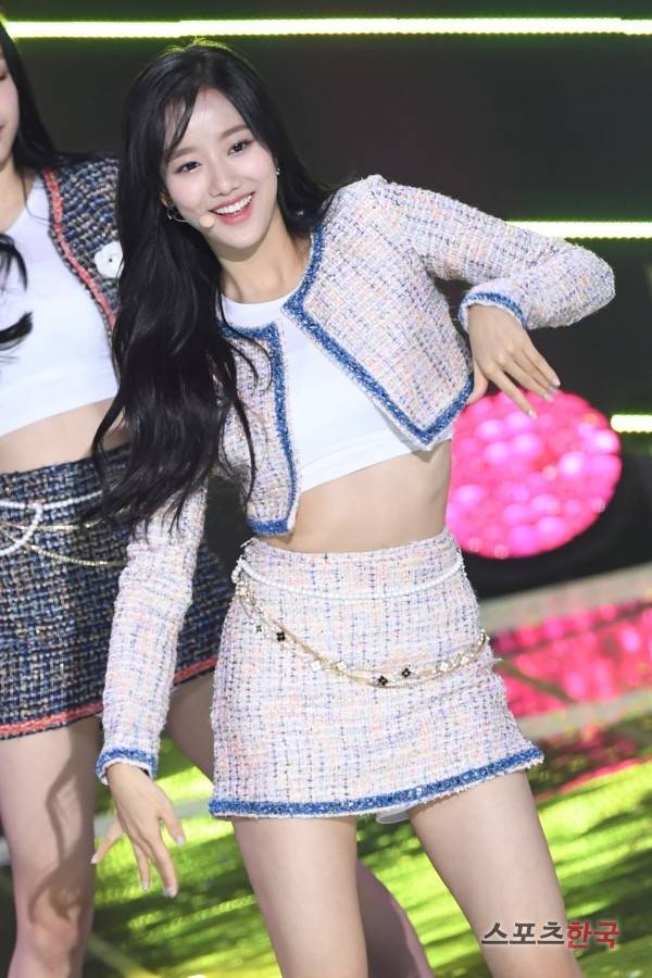 '더 쇼' 무대에 선 에이프릴 나은. 사진=장동규 기자 jk31@hankooki.com