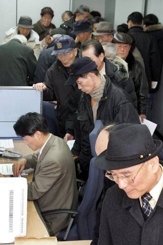 2005년 2월 1일 서울 종로구 일제강점하 강제동원 피해 진상규명위원회를 찾은 유가족 및 피해자들이 신고서를 접수하고 있다. [중앙포토]