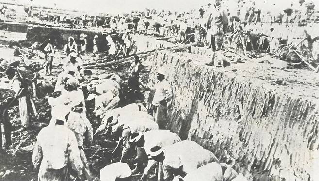 1930년대 후반 사금채취에 강제동원된 조선인들. [연합뉴스]
