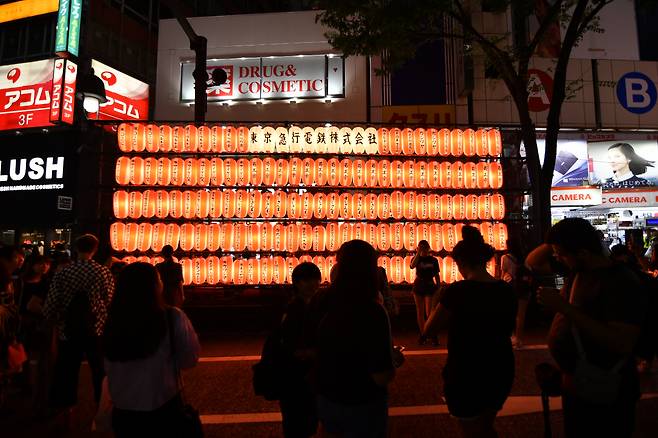 평소에도 수많은 사람들도 붐비는 일본 도쿄 시부야 거리.