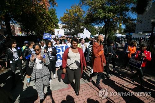 막판 선거운동 중인 스테이시 에이브럼스 민주당 조지아 주지사 후보 [AFP=연합뉴스]
