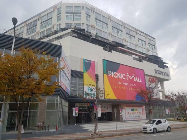 광주광역시 수완지구 근처에 분양한 '테라스 56 피크닉몰'. /내외주건