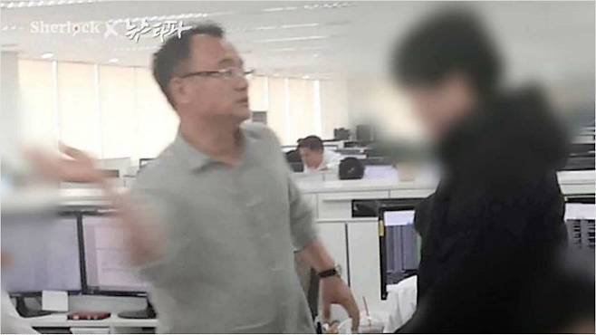 양진호 회장이 전직 직원 A씨를 불러 폭행하는 장면. 이 영상은 다른 직원에게 직접 촬영하라고 시켰다고 한다. (캡처=셜록X뉴스타파)