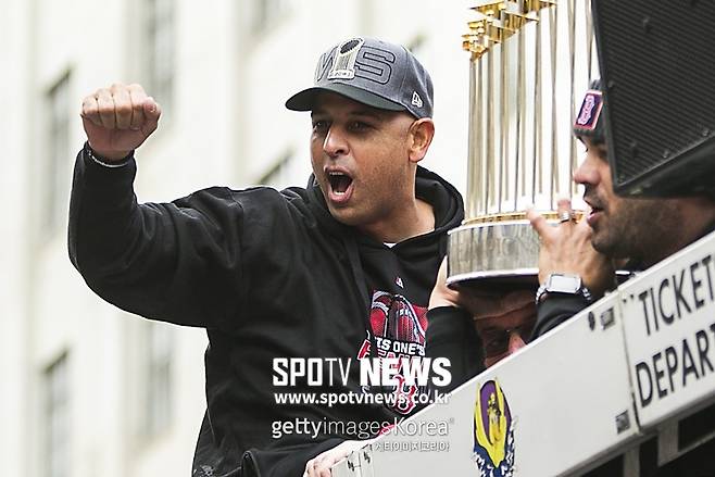 ▲ 알렉스 코라 보스턴 감독 '우승 트로피 갖고 왔어요'