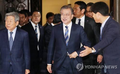 국회 나서는 문재인 대통령 (서울=연합뉴스) 김주형 기자 = 문재인 대통령이 1일 오전 내년도 예산안에 대한 시정연설을 마치고 국회 본회의장을 나서고 있다. 2018.11.1      kjhpress@yna.co.kr  (끝)