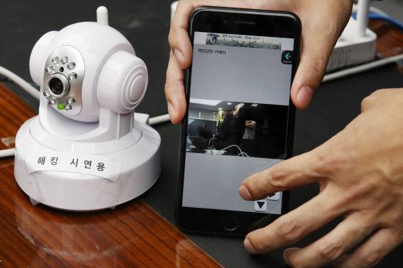 경찰청 사이버수사과는 1일 국내 반려동물 사이트를 해킹해 1만 5000명 회원의 IP카메라 정보를 포함한 개인정보를 유출한 후 264대의 IP카메라에 무단 접속해 사생활을 엿보거나 불법촬영한 피의자 1명과 4648대의 IP카메라에 무단 접속해 불법촬영한 피의자 9명을 검거했다고 밝혔다. 사진은 이날 서울 서대문구 경찰청에서 열린 검거 브리핑 해킹 시연 장면.(사진=연합뉴스)