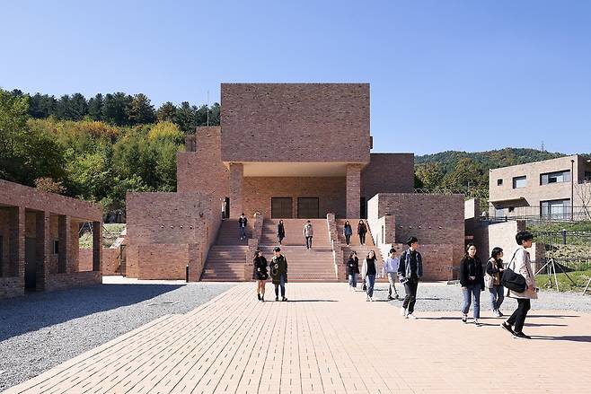 제따와나 선원의 중심 건물. 1층이 법당, 2층이 선방으로 쓰인다.  김용관 사진작가김용관 사진작가