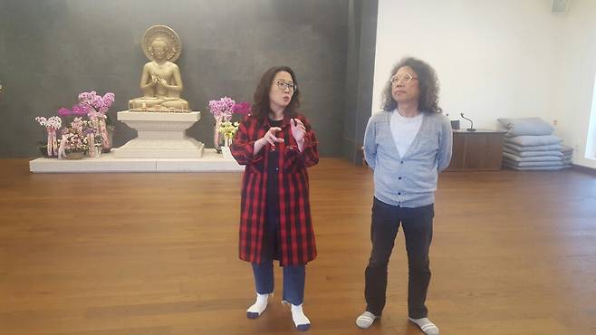 제따와나 선원 법당에서 건물 설계에 대해 말하고 있는 건축가 노은주(왼쪽), 임형남. 이주현 기자