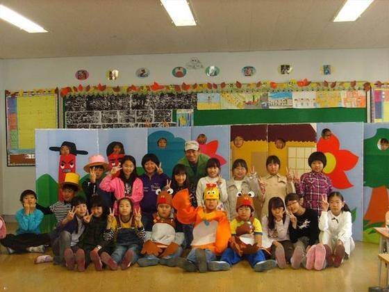 2008년 전라남도 광양중동초등학교에서 4학년 담임시절 아이들과 학예회를 준비하며 찍은 사진이다. [사진 김성호]