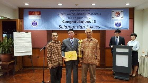 2016년 6월 30일 나의 35년 직장 생활이 끝나는 날 대우 GYBM 인도네시아 1기 교육팀장으로서 40명의 연수생 수료식을 무사히 마치고 반둥공대 영어연수원장 Mr.Bambang 교수(오른쪽) 부원장 Mr.Dana 교수(왼쪽)로부터 감사패와 기념품을 받았다. [사진 김남규]