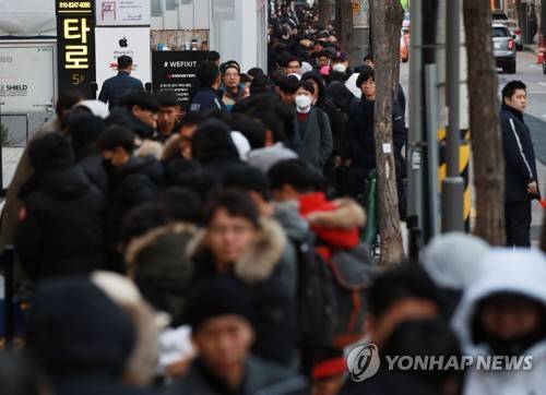 '아이폰XS 사러 왔습니다' (서울=연합뉴스) 한종찬 기자 = 애플 신제품 아이폰XS 등이 정식 출시된 2일 오전 서울 강남구 신사동 애플 가로수길 매장에서 시민들이 제품을 구매하기 위해 줄을 서있다. 주요 모델 출고가는 아이폰XS(256GB) 156만2천원, 아이폰XS 맥스(512GB) 196만9천원, 아이폰XR(64GB) 99만원이다. 2018.11.2      saba@yna.co.kr  (끝)