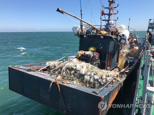 지난 9월 4일 연평도 근해에서 나포된 불법조업 중국어선 [서해5도특별경비단 제공]