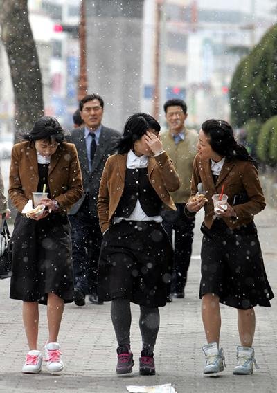 여고생들이 눈발을 피해 걸어가고 있다. 사진=연합뉴스