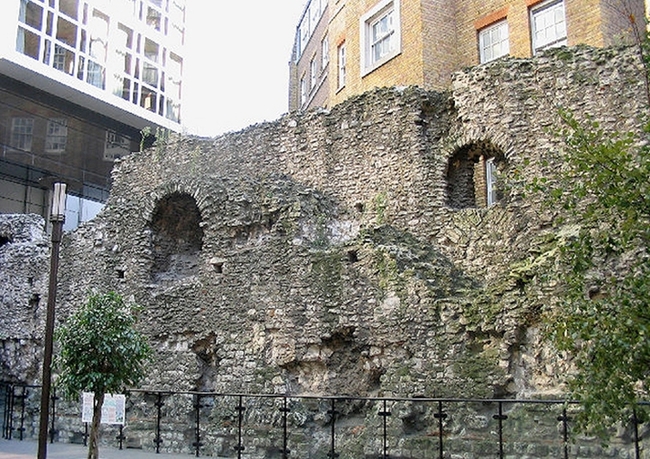 런던 지하철 타워힐역 가까이에 남아 있는 로마장벽의 잔해. 3세기경에 쌓은 것이다 사진=Wikipedia