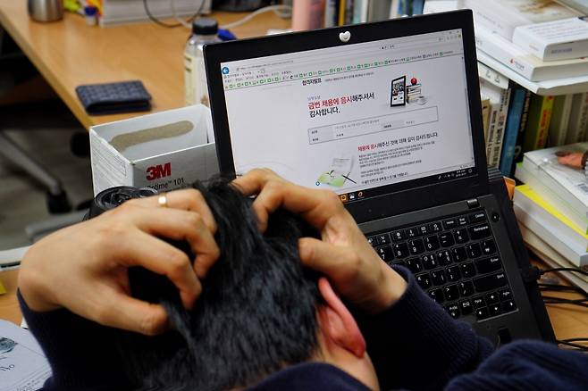 OOO 기업에 지원했다가, 지난달 30일 서류 탈락 소식을 접한 기자가 괴로워 하고 있다. 사실은 서류가 떨어진 다음 날, 괴로웠던 심경을 책상에 엎드려 표현해 봤다. 기사 메인에 쓸 사진이 마땅히 없어서였다./사진=남형도 기자 앞에 앉은 남궁민 기자