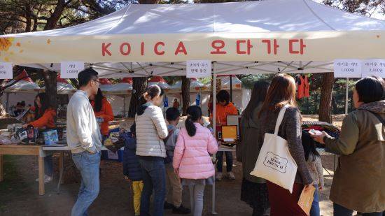 KOICA가 4일에 연  오다(ODA)마켓을 찾은 참가자들이KOICA가 준비한 물품을 둘러보고 있다. 사진=KOICA 제공.