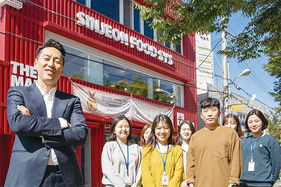 하성호 대표(사진 왼쪽) : 1977년생/ 1999년 신전떡볶이 창업, 대표이사 사장(현)/ 2016년 HACCP 양념 인증(떡볶이 프랜차이즈 최초)/ 2017년 식품의약품안전처장 표창