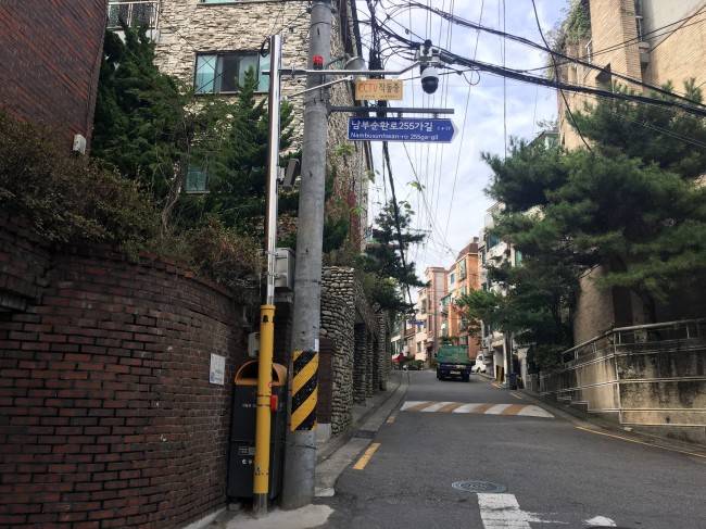 방범용 CCTV가 24시간 골목길을 감시 하고 있다.