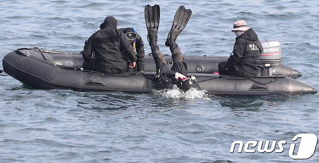 제주 해경구조대가 6일 오전 제주시 애월읍 신엄리 해안에서 장모양(3·경기)의 엄마 장모씨(33·경기)를 찾기 위해 수중수색을 하고 있다. 장양은 지난 4일 이 해안 갯바위에서 숨진 채 발견됐다. 하지만 장씨는 현재까지 행방이 묘연한 상태다.2018.11.6/뉴스1 © News1 이석형 기자