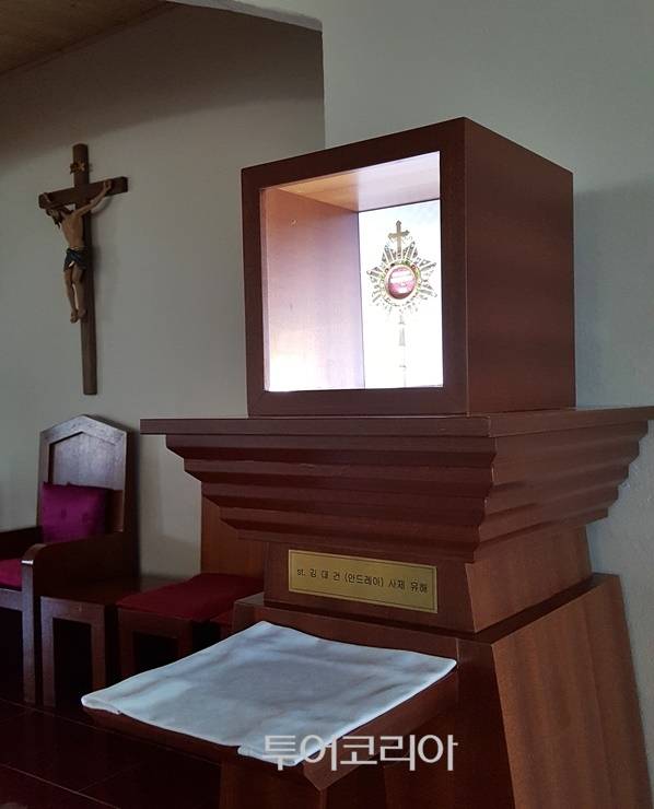 ▲ 백령천주교회에 모셔져 있는 김옥균 신부 유해