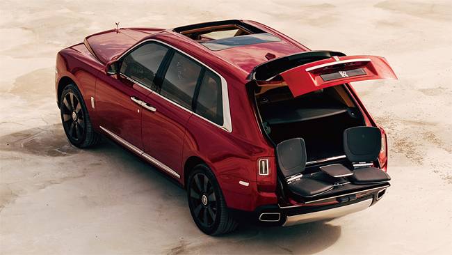 롤스로이스의 SUV 컬리넌에는 트렁크에서 올라온 시트에 앉아 풍경을 감상할 수 있다. 사진 롤스로이스