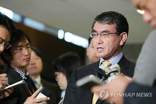 징용피해자 배상판결에 日 강력 반발…"매우 유감, 수용못해" (도쿄 AFP/지지통신=연합뉴스) 고노 다로 일본 외무상(가운데)이 30일(현지시간) 한국 대법원이 일본 기업 '신일철주금'(옛 신일본제철)이 강제징용 피해자에게 배상해야 한다는 판결을 내린 것과 관련, 도쿄 외무성에 이수훈 주일 한국대사를 불러 항의한 후 기자들과 만나 발언하고 있다.    고노 외무상은 이날 발표한 담화에서 이번 판결에 대해 "매우 유감"이라면서 "결코 수용할 수 없다"고 강하게 반발했다.        leekm@yna.co.kr