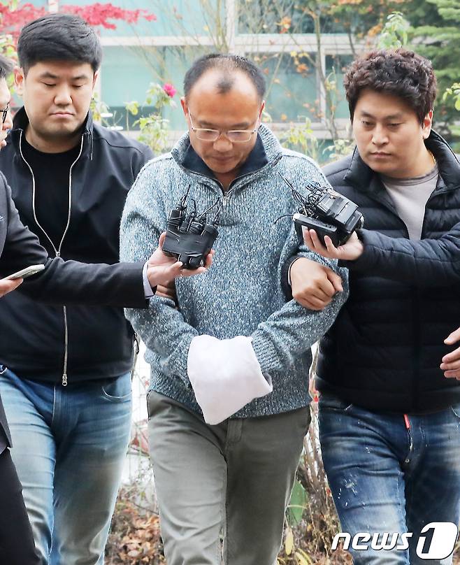'엽기행각'과 '직원폭행' 등 사회적 공분을 일으킨 양진호 한국미래기술 회장이 7일 오후 경기도 수원시 경기남부지방경찰청 광역수사대로 압송되고 있다. 경기남부청은 전날 법원으로부터 체포영장과 압수수색 영장을 발부 받아 양 회장을 회사 소유 오피스텔에서 긴급 체포했다고 밝혔다. 2018.11.7/뉴스1 © News1 오장환 기자