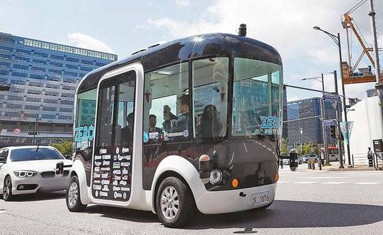 9월 초 경기도 판교에서 운행을 시작한 11인승 자율주행버스‘제로셔틀’은 운전대가 없다. [연합뉴스]