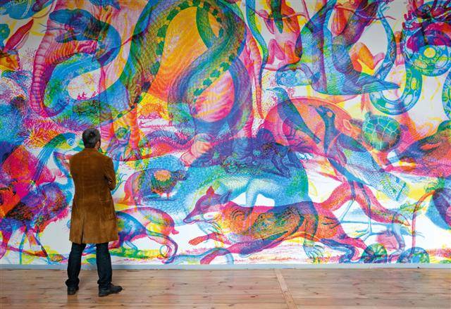 빛의 삼원색(RGB)을 이용해 색채 자극에 따라 변화하는 이미지의 세계를 보여 주는 카르노브스키의 작품 ‘Animalia N.1’. 롯데갤러리 제공 빛의 삼원색(RGB)을 이용해 색채 자극에 따라 변화하는 이미지의 세계를 보여 주는 카르노브스키의 작품 ‘Animalia N.1’. 롯데갤러리 제공