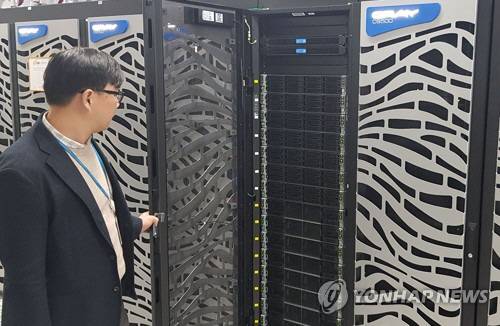 한국과학기술정보연구원(KISTI)직원이 7일 대전 KISTI 본원에서 열린 슈퍼컴퓨터 5호기 ‘누리온’ 개통식에서 슈퍼컴퓨터를 소개하고 있다./대전=연합뉴스
