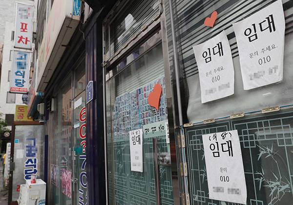 ⓒ연합뉴스 숙박·음식점업의 3년 생존율은 30.2%에 그친다. 위는 임대 공고를 낸 한 식당 모습.