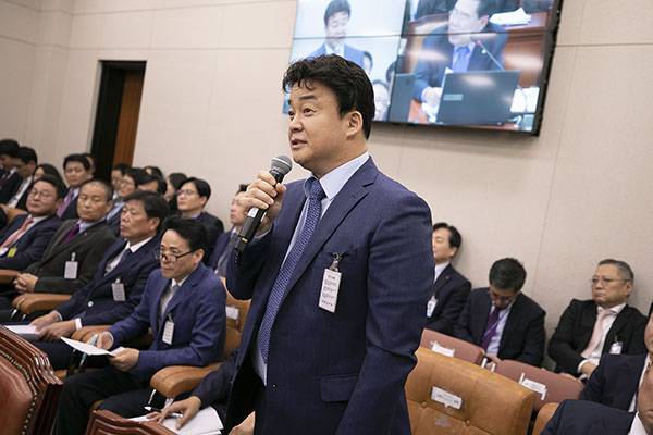 ⓒ시사IN 이명익 백종원 더본코리아 대표이사가 12일 국회에서 열린 산업통상자원중소벤처기업위원회 국정감사에 참고인으로 출석, 의원들의 질의에 답하고 있다