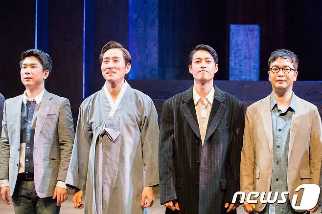 연극 '어둠상자' 공연장면.  왼쪽부터 4대 김기태(윤대홍), 대한제국 황실사진가인 1대 김규진(이길) 2대 김석연(장한새) 3대 김만우(이현호)© News1
