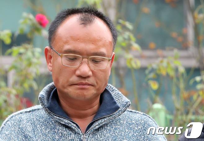 '엽기행각'과 '직원폭행' 등 사회적 공분을 일으킨 양진호 한국미래기술 회장이 7일 오후 경기도 수원시 경기남부지방경찰청 광역수사대로 압송되고 있다. 경기남부청은 전날 법원으로부터 체포영장과 압수수색 영장을 발부 받아 양 회장을 회사 소유 오피스텔에서 긴급 체포했다고 밝혔다. 2018.11.7/뉴스1 © News1 오장환 기자