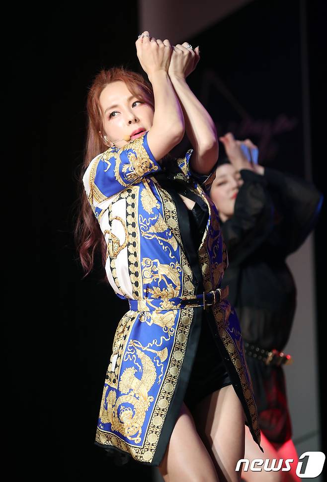 섹시 디바 채연이 9일 오후 서울 일지아트홀에서 열린 10번째 앨범 ‘봤자야(Bazzaya)’ 쇼케이스에 참석해 신곡을 선보이고 있다. 2018.11.9/뉴스1 © News1 권현진 기자