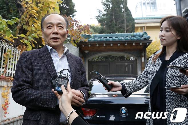 전원책 전 자유한국당 조직강화특별위원장이 9일 서울 동교동 자택 앞에서 입장발표를 하고 있다. 자유한국당 비상대책위원회는 이날 김용태 사무총장을 통해 기자회견을 열고 전 전 위원장을 전격 해촉한다고 밝혔다. 김 사무총장은 "오늘 비대위는 전 위원이 비대위원 결정사항에 대해 동의할 뜻이 없음을 확인하고 전 위원을 해촉하기로 했다＂고 말했다. 2018.11.9/뉴스1 © News1 민경석 기자
