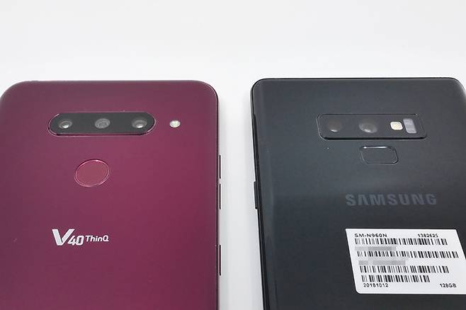 V40 씽큐에는 표준과 망원 외에 초광각 렌즈가 추가로 탑재되어 총 3개의 렌즈가 있다.