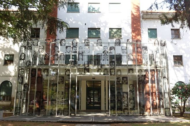아르헨티나&nbsp;군사독재&nbsp;시절&nbsp;비밀감옥이었던&nbsp;해군기술학교&nbsp;기지&nbsp;안에&nbsp;있는&nbsp;기념관.&nbsp;바깥에&nbsp;설치한&nbsp;유리벽에&nbsp;희생자들의&nbsp;얼굴이&nbsp;기록돼&nbsp;있다.&nbsp;조용환&nbsp;변호사&nbsp;제공